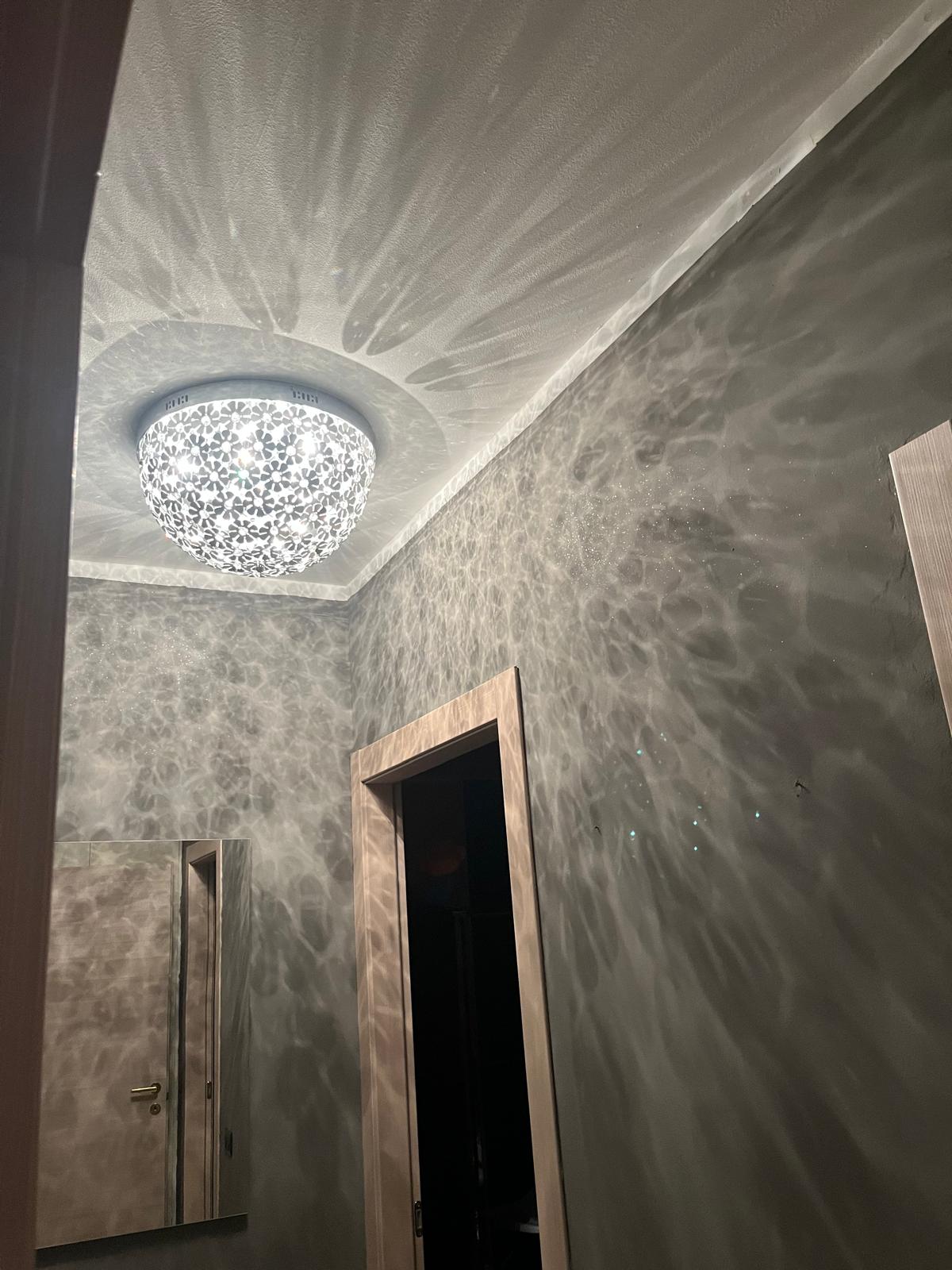 Corridoio con tinteggiatura decorativa effetto stucco perlato