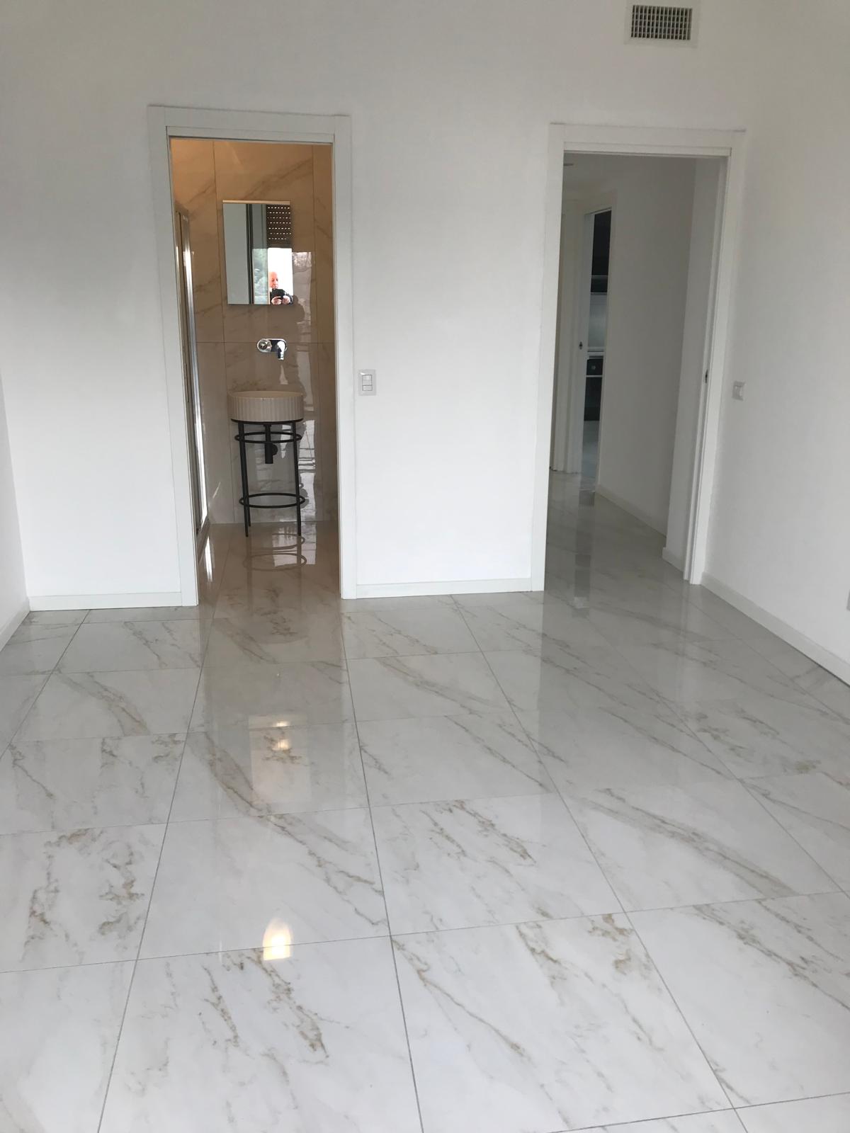Soggiorno con pavimento gres porcellanato effetto marmo bianco lucido